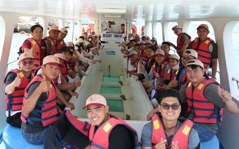 Đại gia đình VN Đại Phong checkin tại vịnh Vĩnh Hy