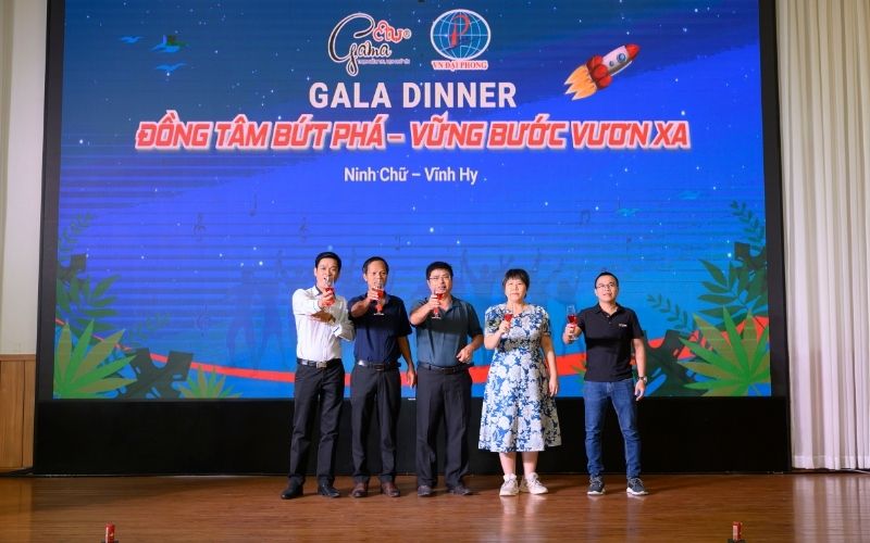 Cùng Quý ban lãnh đạo Công ty nâng ly – Ghi dấu những cột mốc đã đạt được